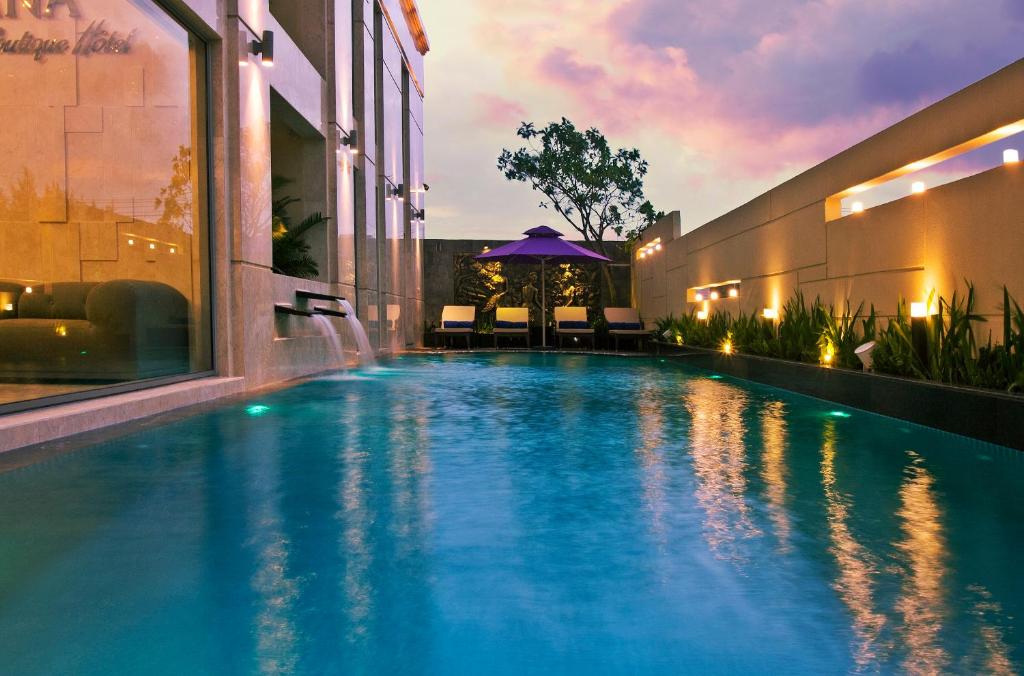 Hồ bơi tại khách sạn 4 sao biển mỹ khê đà nẵng